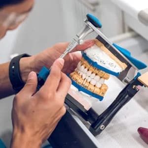 Odontóloga revisando radiografía