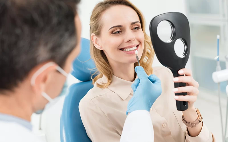 Paciente consultando implante dental