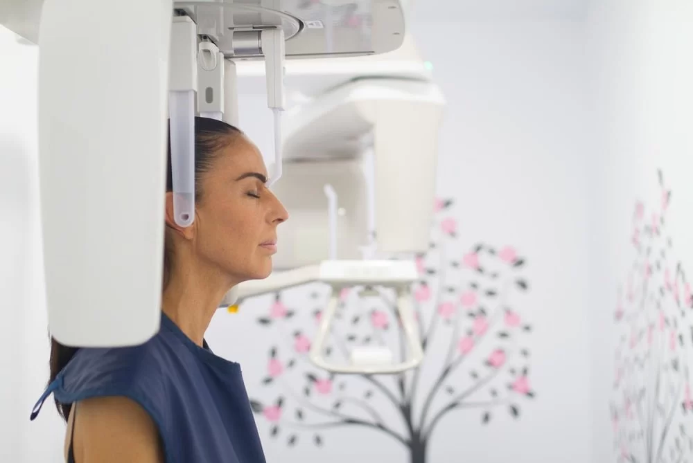 Paciente realizando una radiografía panorámica